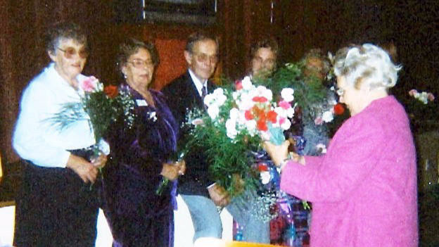 Nelly Lind gives flowers.